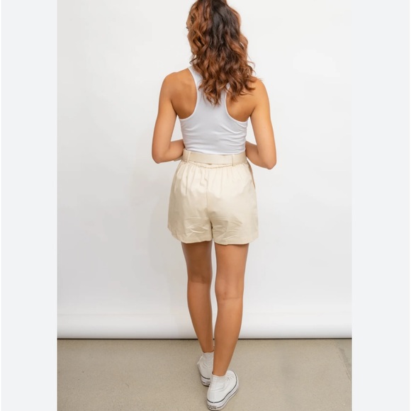 BUCKLED BELTED SHORTS WITH POCKETS - Picture 5 of 11